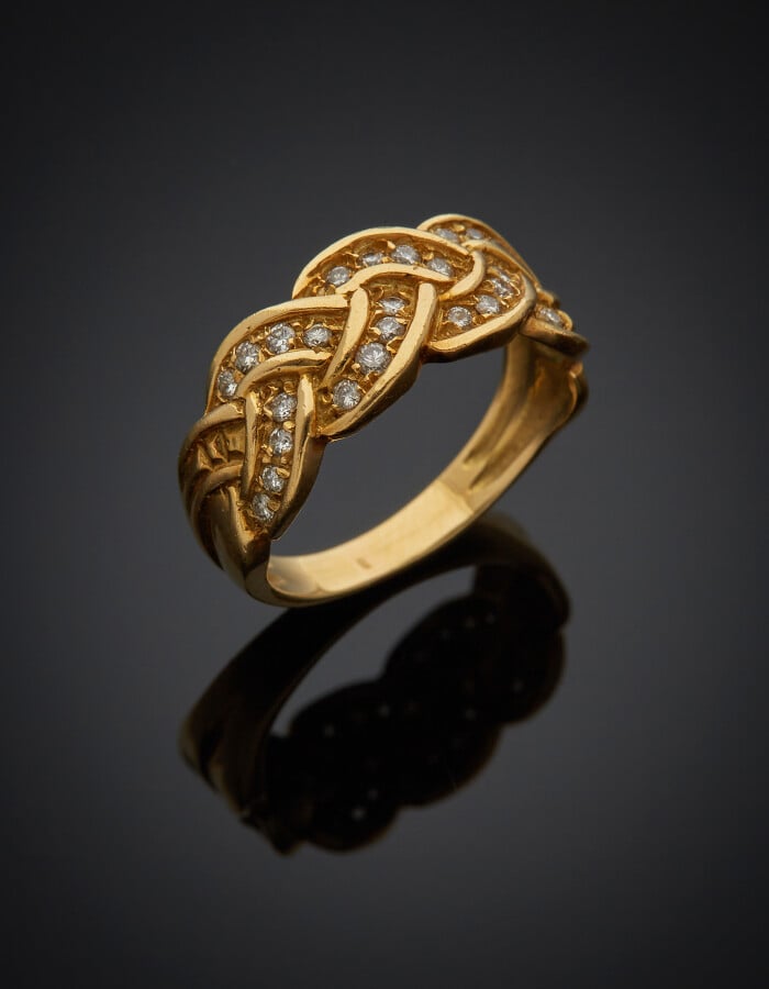 BAGUE "tressée" en or jaune (750) partiellement serti de diamants taille brilla…