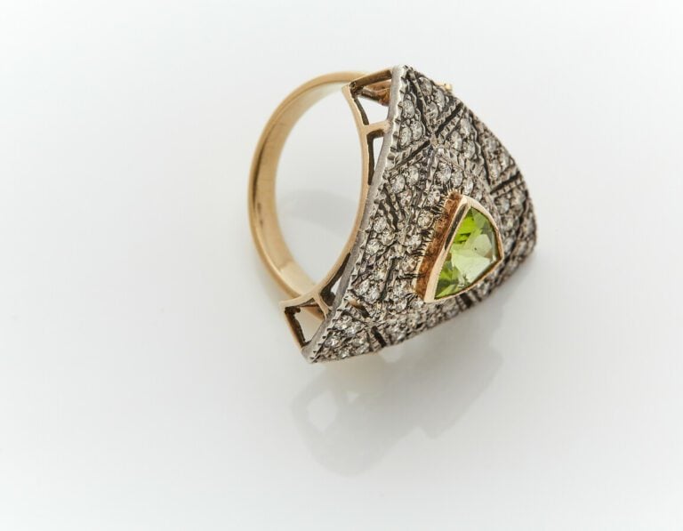 BAGUE « triangulaire » en or jaune (750 ) et argent (min. 800)finement ajouré,…