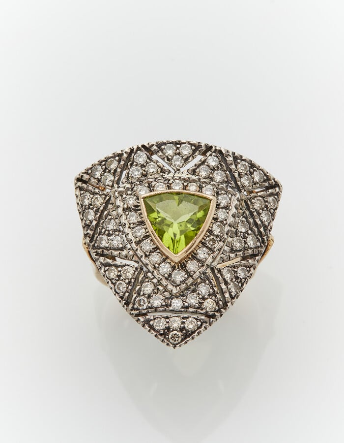 BAGUE « triangulaire » en or jaune (750 ) et argent (min. 800)finement ajouré,…