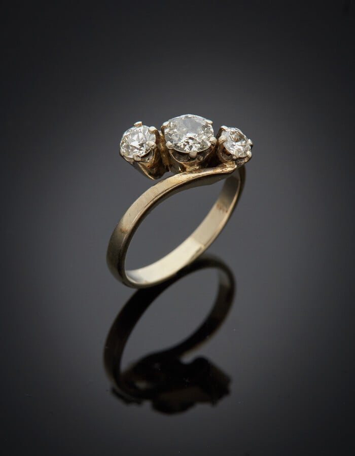 BAGUE trilogie en or gris (750) serti de trois diamants taille ancienne dont un…