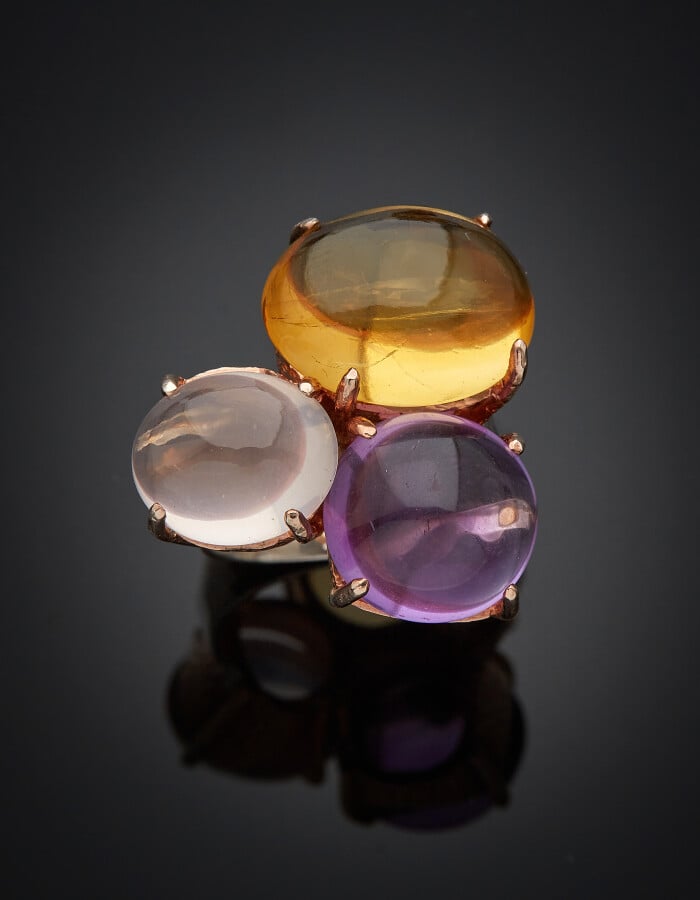 BAGUE « trilogie » en vermeil rose martelé et argent (925) serti de trois caboc…