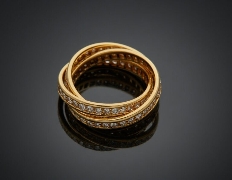 BAGUE trois anneaux en or jaune (750) entièrement serti de diamants taille bril…