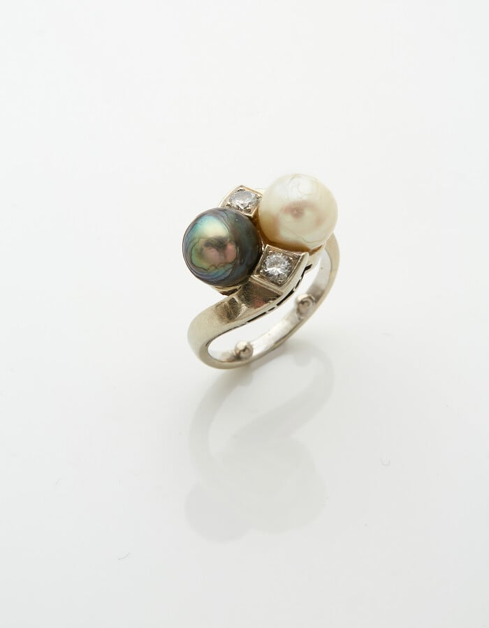 BAGUE "vous et moi" en or gris (750) serti de deux perles de culture blanche et…