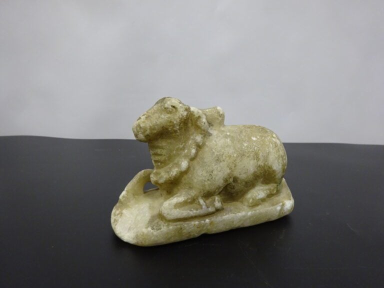 Bélier couché en marbre - Moyen Orient ou Asie (?) - H: 9 ,5 cm - L: 13,5cm - (…