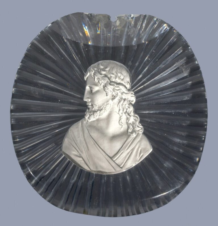 Bercy.Paire de plaques en cristal taillé au revers d'un motif rayonnant, ornées…