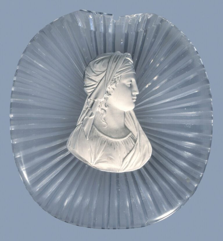 Bercy.Paire de plaques en cristal taillé au revers d'un motif rayonnant, ornées…
