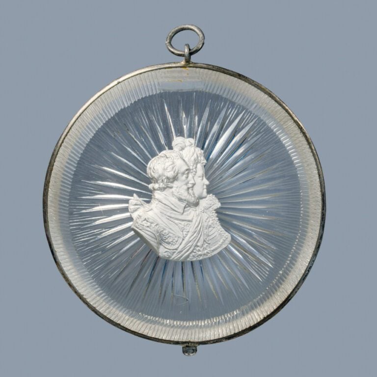 Bercy.Plaque ronde en cristal biseauté et cranté orné d'un cristallo-cérame rep…
