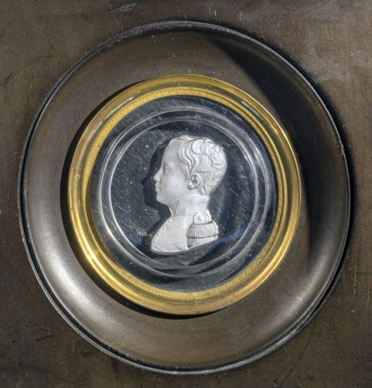 Bercy.Plaque ronde en cristal taillé à gradin, ornée d'un cristallo-cérame repr…