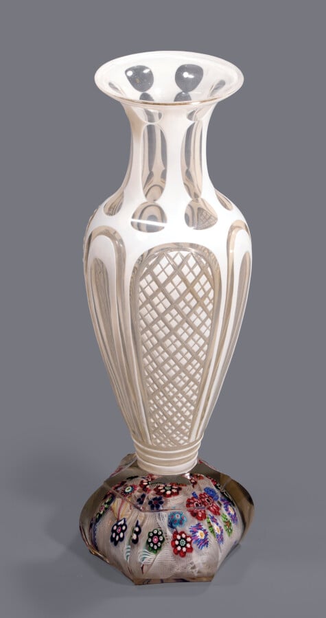 Bohême.Vase balustre overlay sur presse-papiers.Le vase doublé d'émail blanc ta…