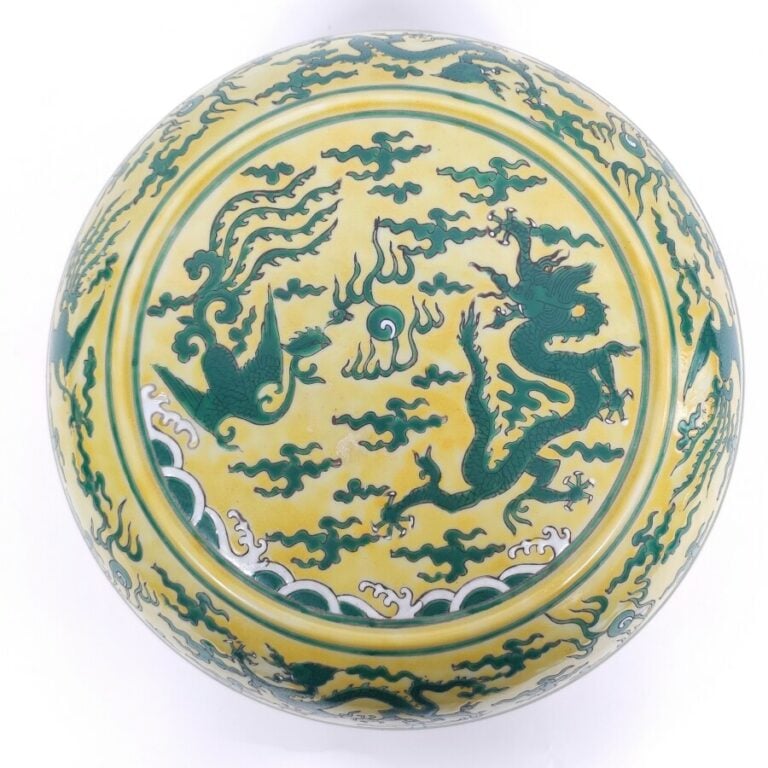 Boîte Chine en porcelaine à dcéor émaillé en jaune et vert sous couverte d'un d…