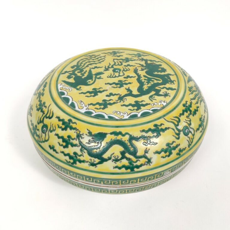 Boîte Chine en porcelaine à dcéor émaillé en jaune et vert sous couverte d'un d…