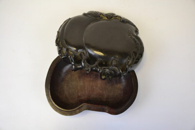 BOITE EN BOIS, EN FORME DE PECHE DE LONGEVITE SCULPTEE - Vietnam - Elle est scu…