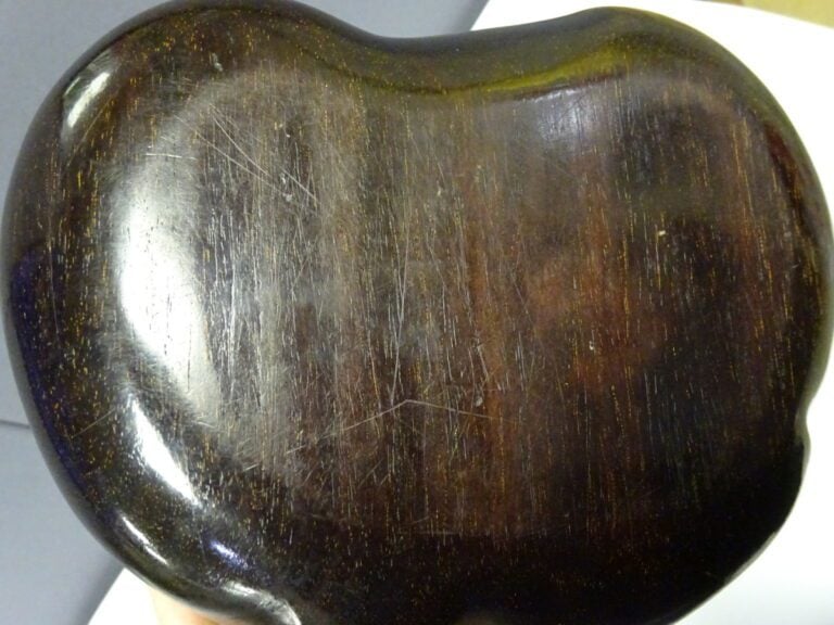 BOITE EN BOIS, EN FORME DE PECHE DE LONGEVITE SCULPTEE - Vietnam - Elle est scu…