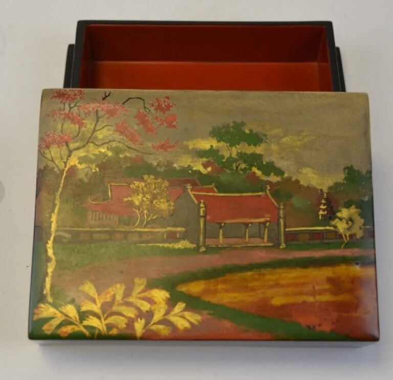 BOITE EN BOIS LAQUE AU DECOR DE TEMPLE - Vietnam, XXe siècle - Sur l'aplat une…