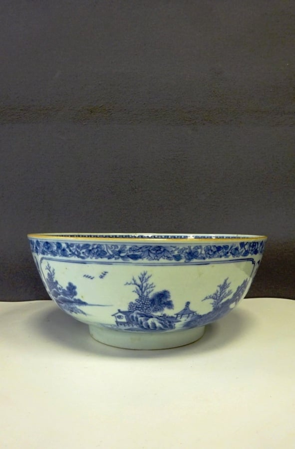 BOL A PUNCH EN PORCELAINE D'EXPORTATION - Chine, Dynastie Qing - Décor au bleu…