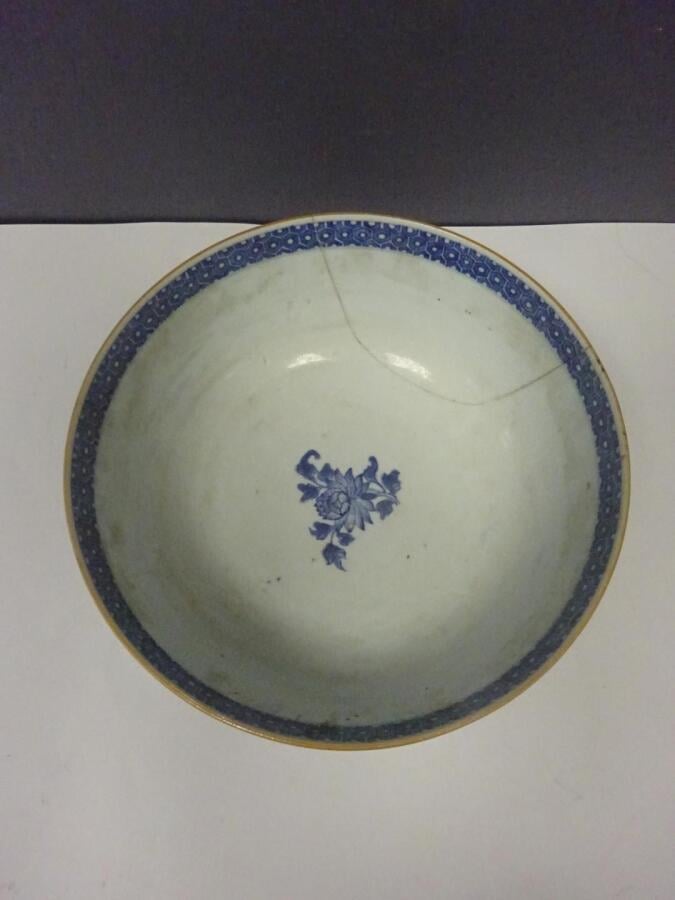 BOL A PUNCH EN PORCELAINE D'EXPORTATION - Chine, Dynastie Qing - Décor au bleu…