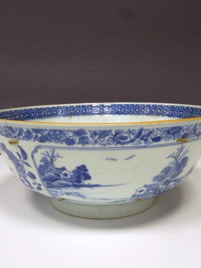 BOL A PUNCH EN PORCELAINE D'EXPORTATION - Chine, Dynastie Qing - Décor au bleu…