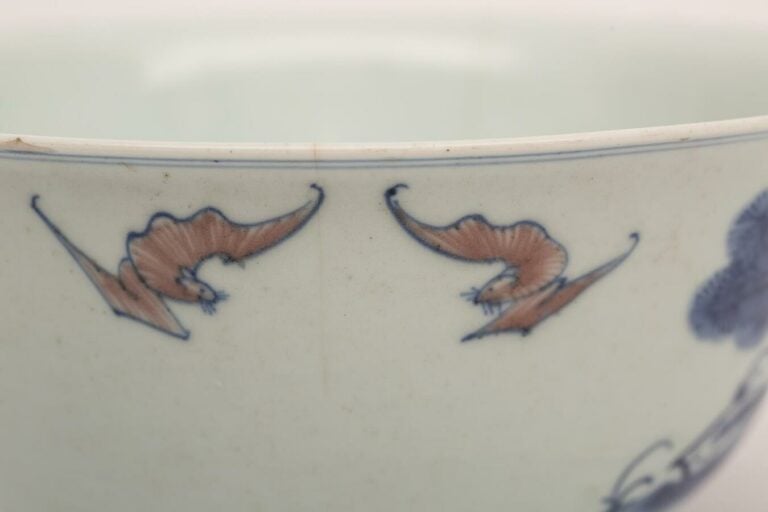 BOL EN PORCELAINE EMAILLEE BLEU COBALT ET ROUGE DE FER - Chine, Epoque XIXe ou…