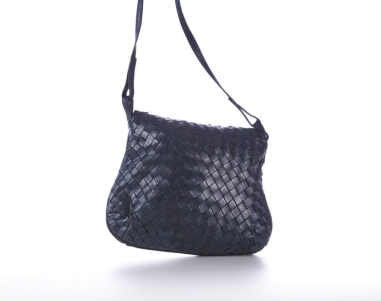 BOTTEGA VENETA - SAC en cuir tressé marine - 22 x 18 cm - (très légère patine)…