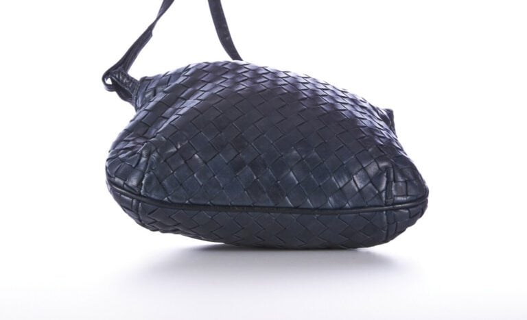BOTTEGA VENETA - SAC en cuir tressé marine - 22 x 18 cm - (très légère patine)…