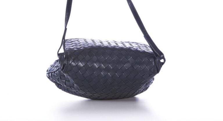 BOTTEGA VENETA - SAC en cuir tressé marine - 22 x 18 cm - (très légère patine)…