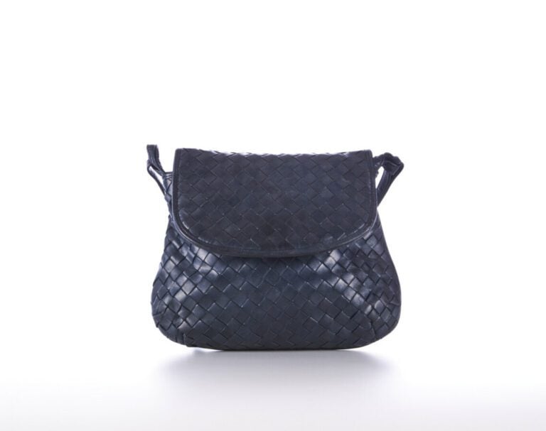 BOTTEGA VENETA - SAC en cuir tressé marine - 22 x 18 cm - (très légère patine)…