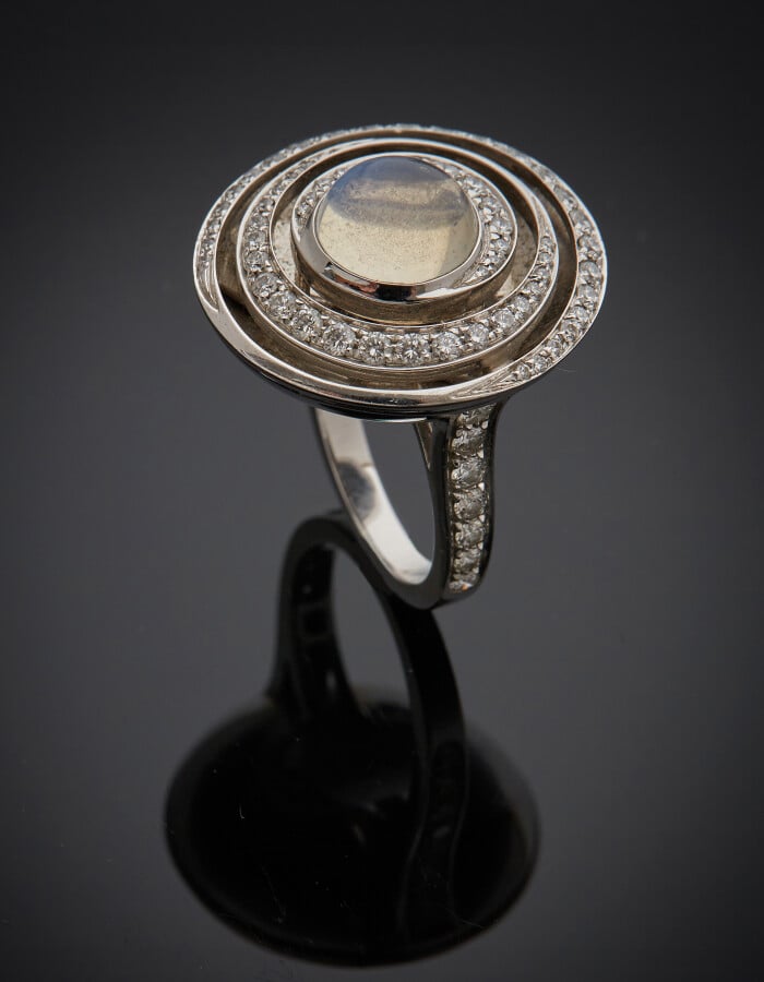 BOUCHERON - BAGUE circulaire modèle "Esmeralda" en or gris (750) ajouré, de for…
