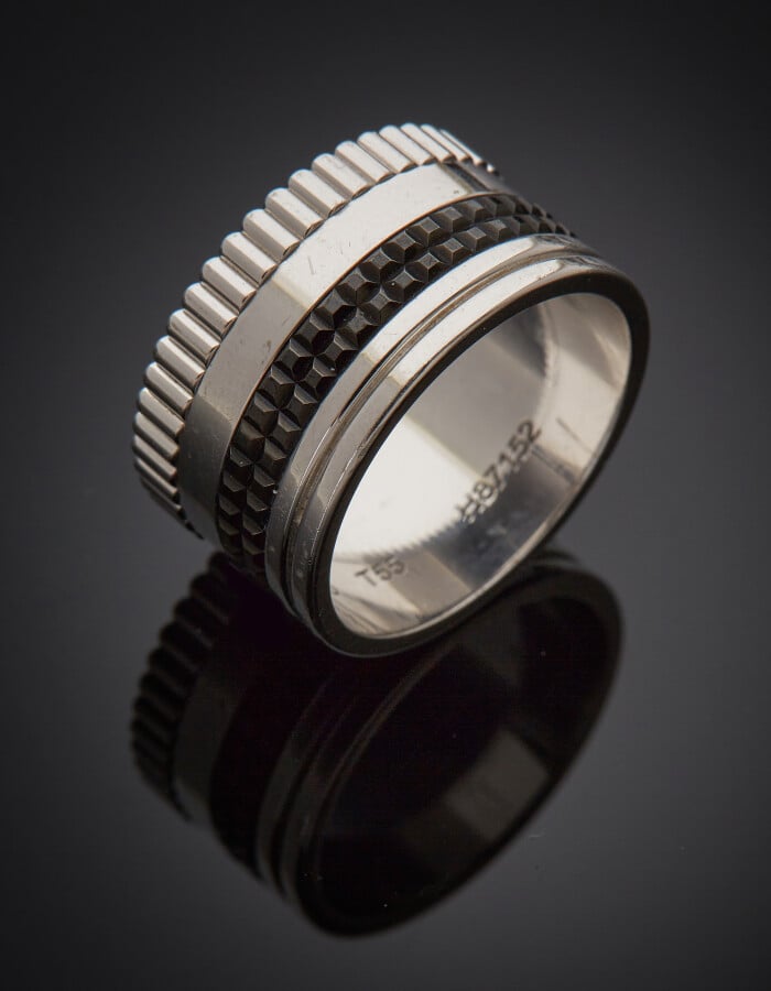 BOUCHERON - Large ALLIANCE, modèle "Quatre Classique" en or gris et or noirci (…