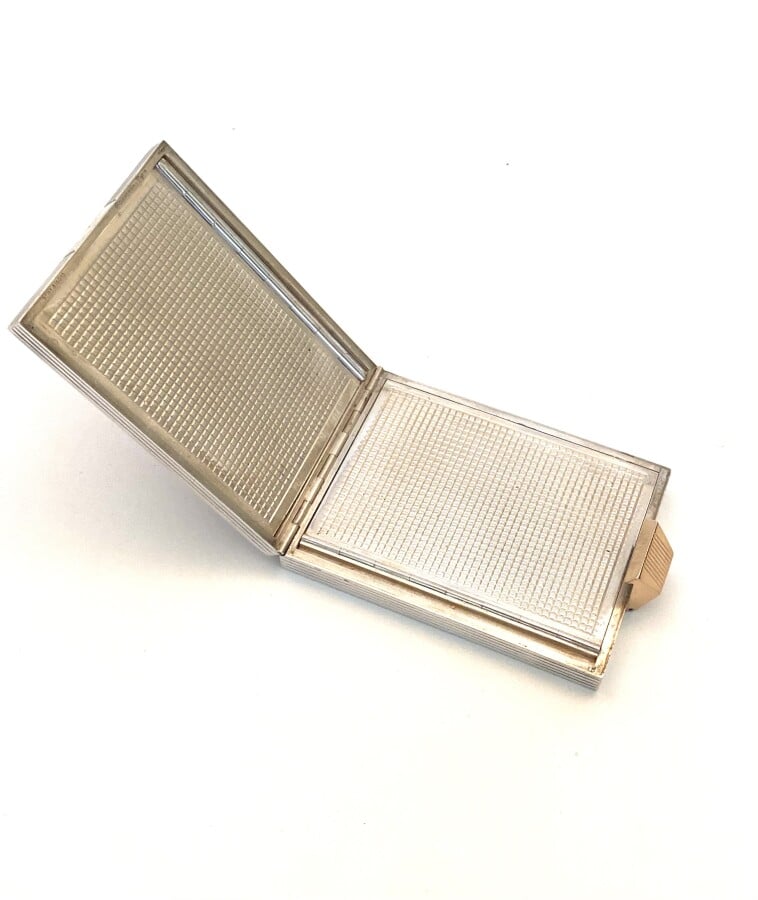BOUCHERON - POUDRIER rectangulaire en rose (750 millièmes) et argent (925 milli…