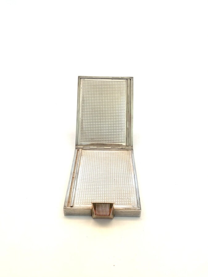 BOUCHERON - POUDRIER rectangulaire en rose (750 millièmes) et argent (925 milli…
