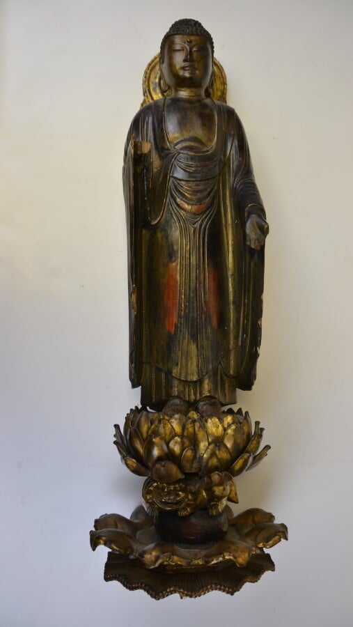 BOUDDHA BOIS - Japon - Amida Noyrai en bois laqué à patine noire et or, debout…