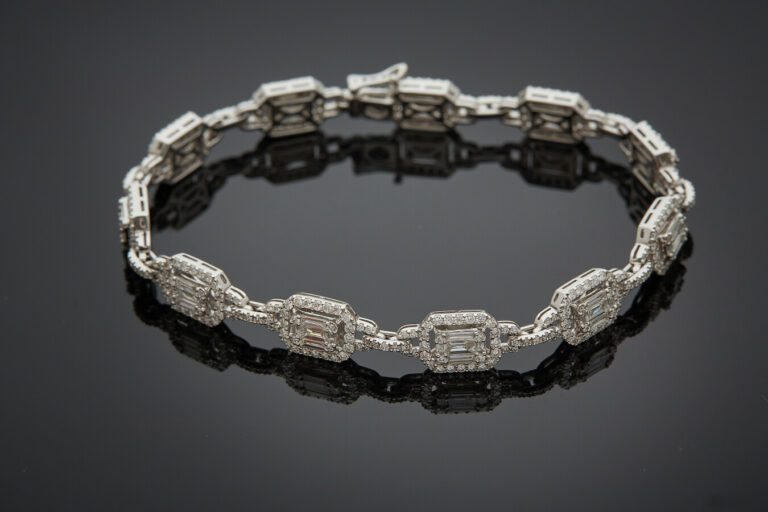 BRACELET à motifs géométriques, en or gris (750) serti de diamants taille brill…