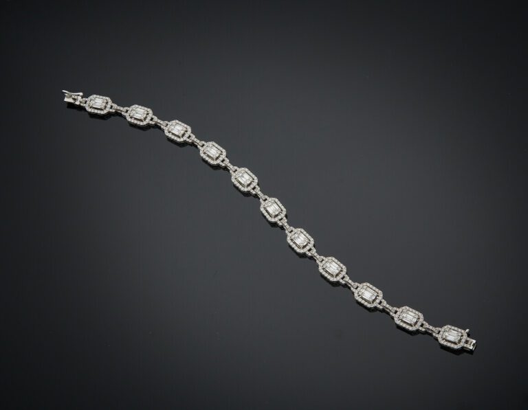BRACELET à motifs géométriques, en or gris (750) serti de diamants taille brill…