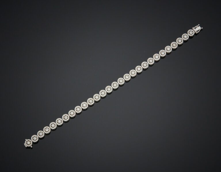 BRACELET articulé en or gris (750) à motifs circulaires sertis de diamants tail…