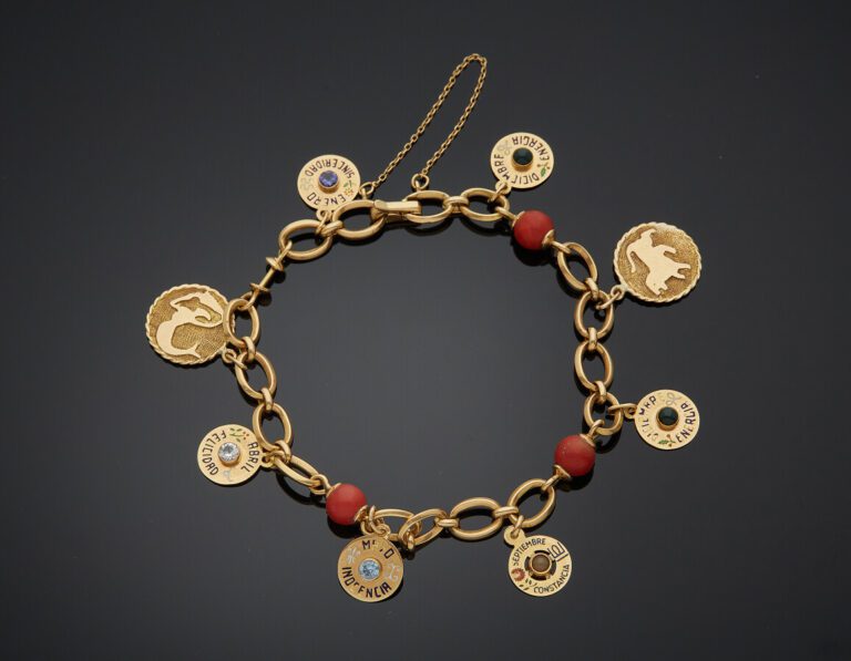 BRACELET chaînette en or jaune (750) à maillons ovales, orné de perles de corai…