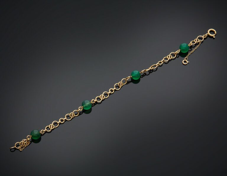 BRACELET chaînette en or jaune (750) orné de quatre perles vertes. - Long.: 17…