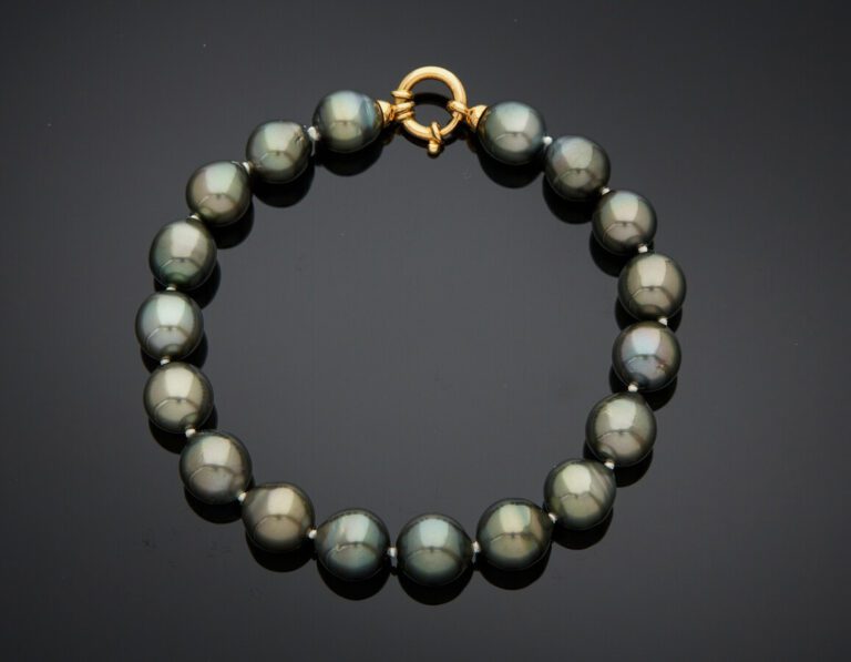 BRACELET composé d'une rang de perles de culture grises de Tahiti. Fermoir en o…