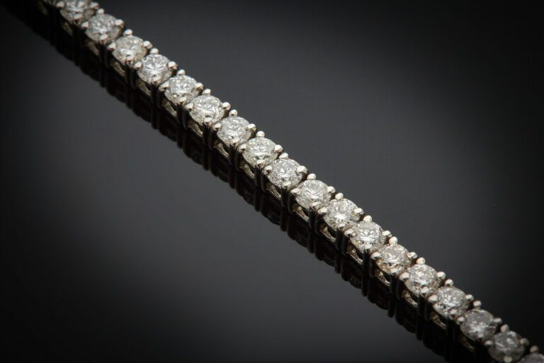BRACELET en or gris (750) serti d'un alignement de 61 diamants taille brillant.…