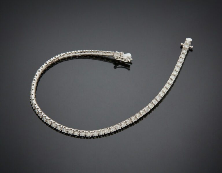 BRACELET en or gris (750) serti d'un alignement de 61 diamants taille brillant.…