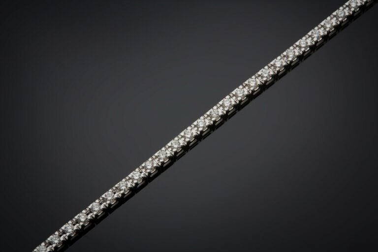 BRACELET en or gris (750) serti d'un alignement de 64 diamants taille brillant.…