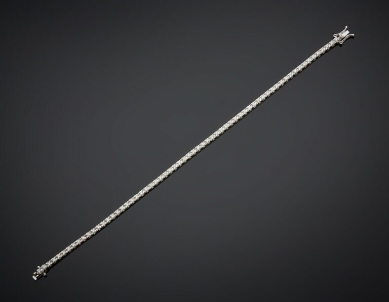BRACELET en or gris (750) serti d'un alignement de 64 diamants taille brillant.…