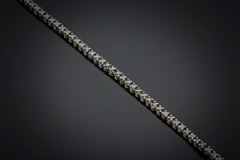BRACELET en or gris (750) serti d'un alignement de diamants noirs. - Poids des…