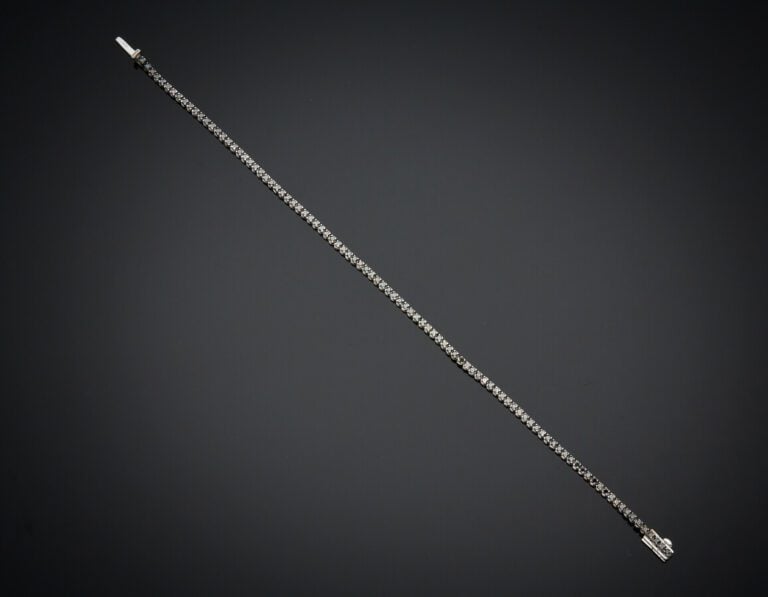 BRACELET en or gris (750) serti d'un alignement de diamants noirs. - Poids des…