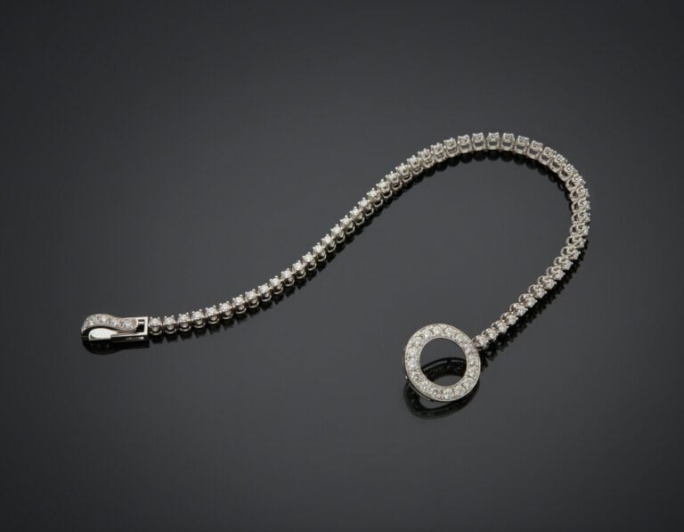 BRACELET en or gris (750) serti d'un alignement de diamants taille brillant. Fe…