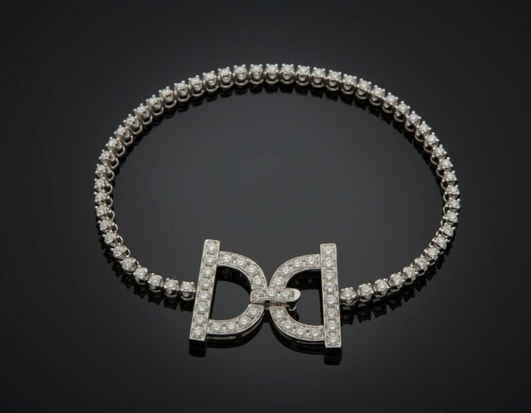 BRACELET en or gris (750) serti d'un alignement de diamants taille brillant. Fe…