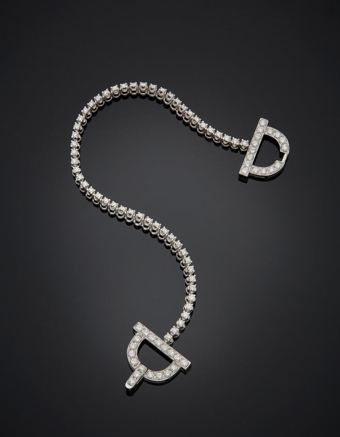 BRACELET en or gris (750) serti d'un alignement de diamants taille brillant. Fe…