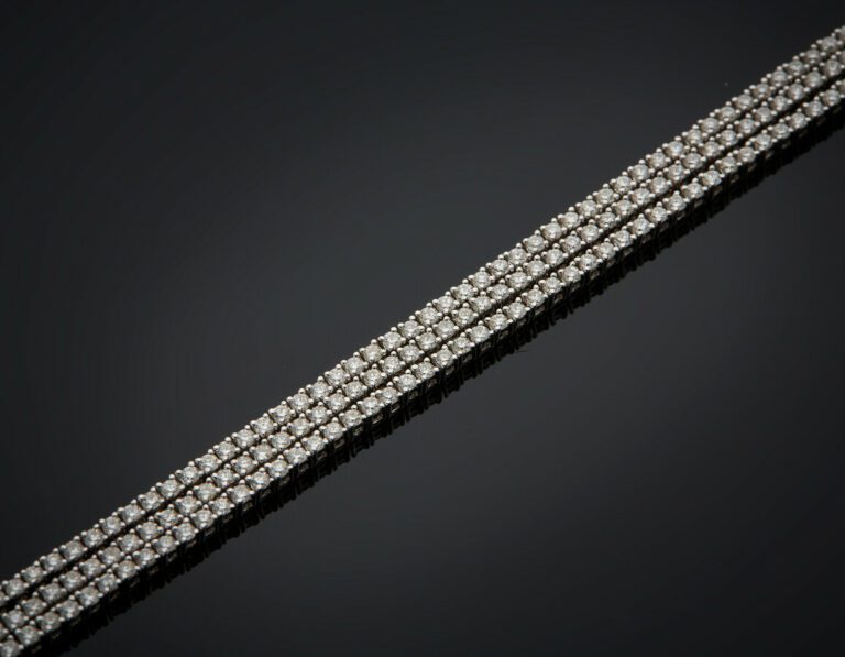 BRACELET en or gris (750) souple, composé de trois alignements de diamants tail…