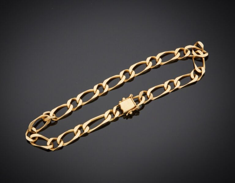 BRACELET en or jaune (750) à maille gourmette limée alternée. - Long.: 23,2 cm.…