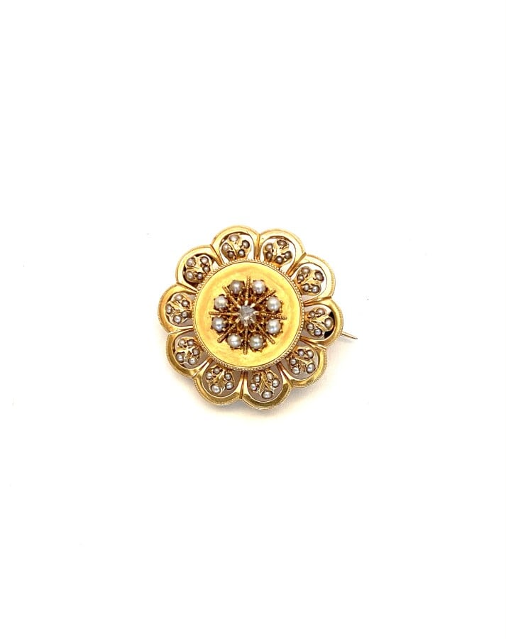 BRACELET en or jaune (750 millièmes) articulé serti de demi-perles blanches ret…