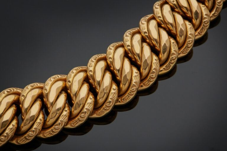 BRACELET en or rose (750) à maille américaine, partiellement ciselée. Légers ch…